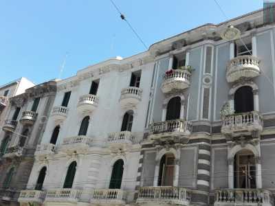 Ci spostiamo ora sulla parallela via Melo da Bari, dove tra via Caduti di via Fani e via Prospero Petroni, si trova un particolare palazzetto neo-liberty del 1895 costruito dall�architetto Pasquale di Rienzo che oggi appare quasi composto da tre edifici diversi per via delle facciate di colori differenti (foto di Ilaria Palumbo)